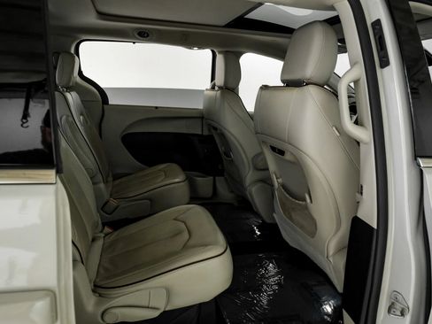 Used 2020 Chrysler Pacifica Limited w/ Advanced Safetytec Group FWD image 31