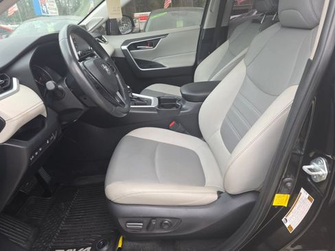 Used 2021 Toyota RAV4 XLE Premium FWD image 5