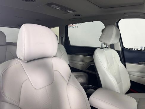 Used 2025 Kia Telluride EX w/ EX Captain's Chair Package image 36