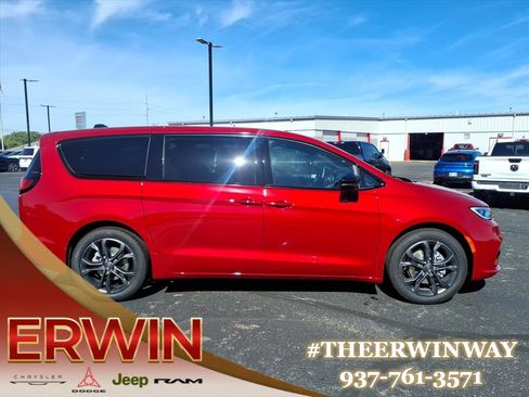 New 2026 Chrysler Pacifica Select image 2