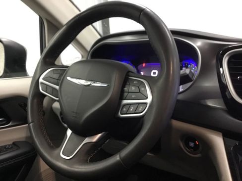 Used 2023 Chrysler Pacifica Touring-L image 34