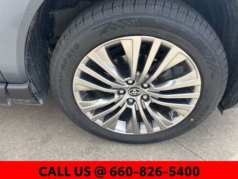 Used 2021 Toyota Venza Limited image 5