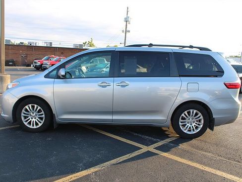 Used 2015 Toyota Sienna XLE Premium FWD image 7