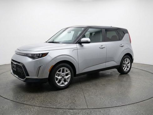 Used 2025 Kia Soul LX w/ LX Technology Package FWD image 2