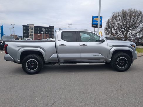 Used 2025 Toyota Tacoma SR5 image 9