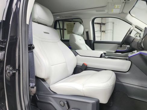 Used 2025 Ford Expedition Platinum w/ Driver's Package AWD/4WD image 42