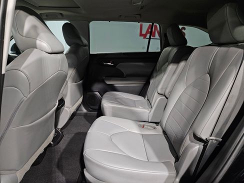 Used 2021 Toyota Highlander XLE image 36