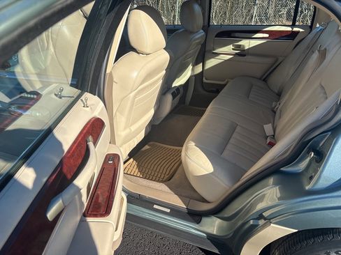 Used 2005 Lincoln Town Car Signature image 9