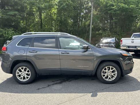 Used 2016 Jeep Cherokee Latitude w/ Cold Weather Group AWD/4WD image 3