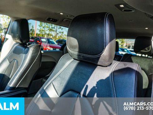 Used 2024 Chrysler Pacifica Select image 19