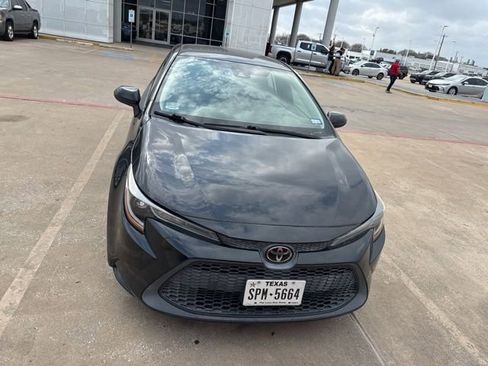 Used 2020 Toyota Corolla LE image 2