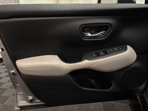 Used 2023 Honda HR-V LX image 9