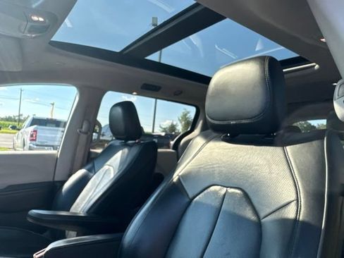 Certified 2019 Chrysler Pacifica Limited FWD image 11