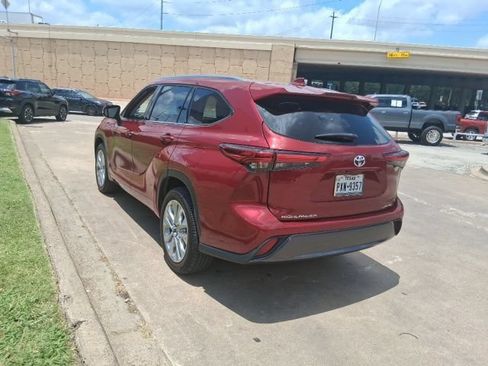Used 2021 Toyota Highlander Limited FWD image 4