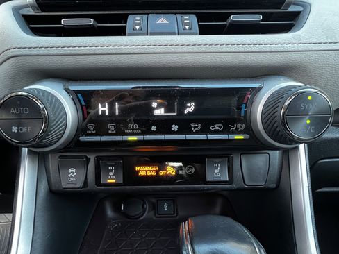 Used 2020 Toyota RAV4 Limited image 27