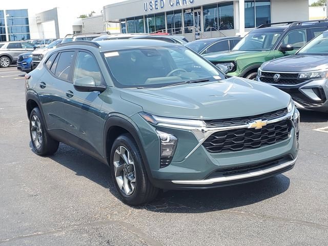 Used 2025 Chevrolet Trax LT FWD image 2