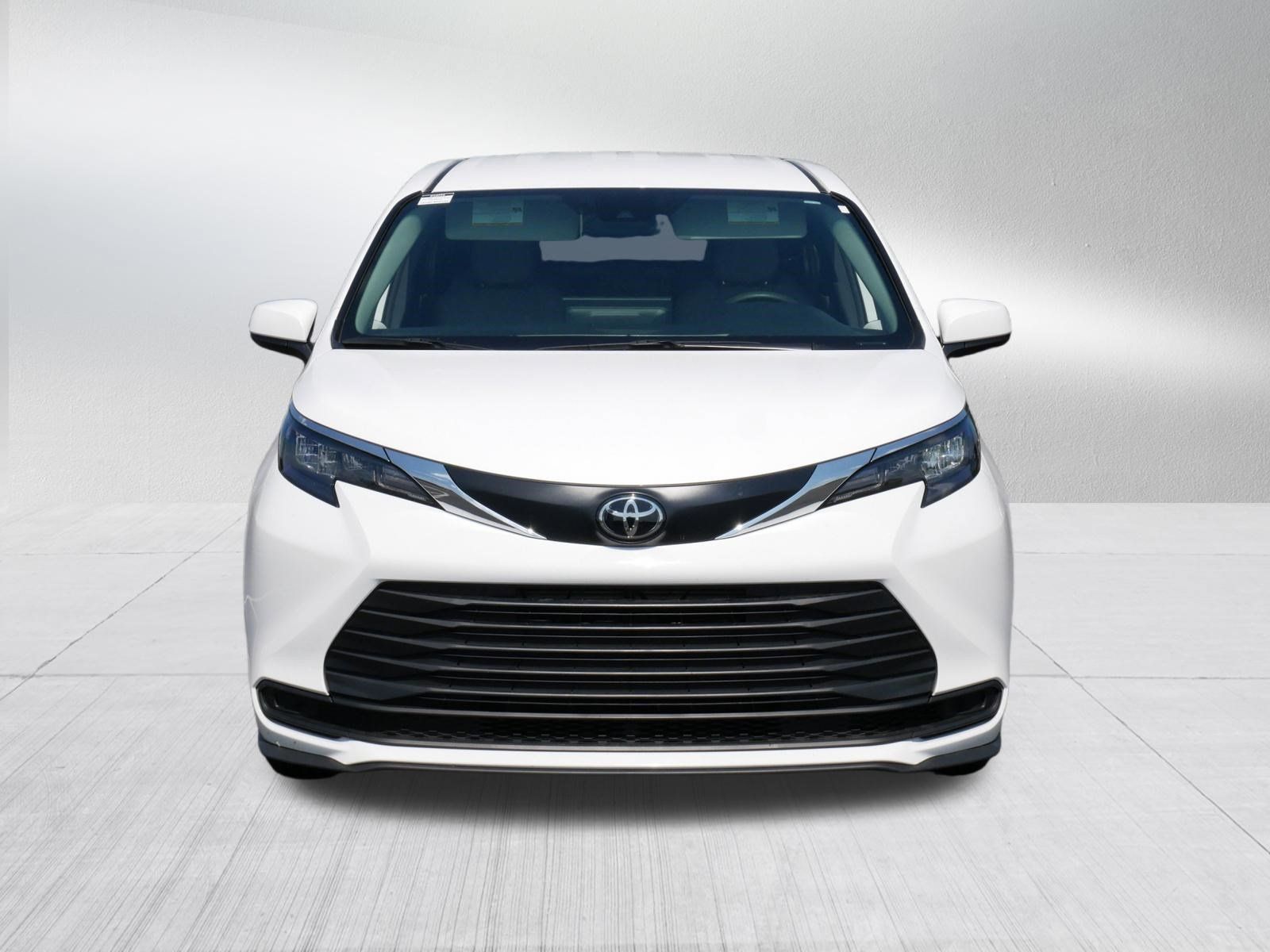 Certified 2026 Toyota Sienna LE FWD image 2