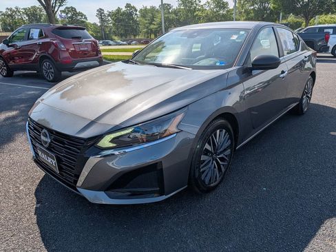 Used 2025 Nissan Altima 2.5 SV FWD image 4
