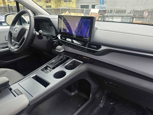 Used 2025 Toyota Sienna XLE AWD/4WD image 11