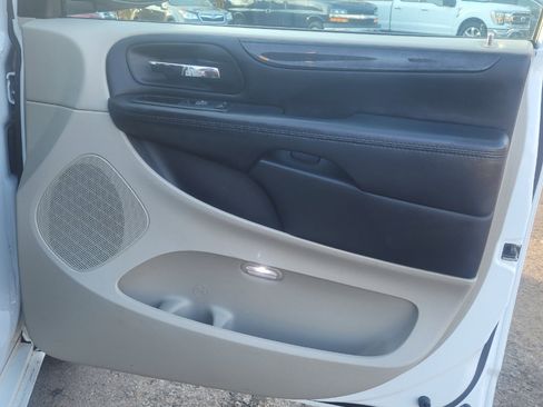 Used 2018 Dodge Grand Caravan SE w/ UConnect Hands-Free Group image 20