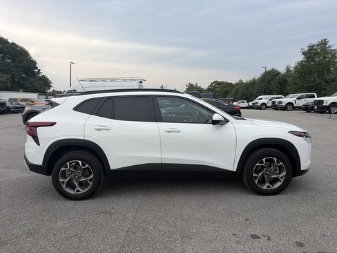Used 2025 Chevrolet Trax LT FWD image 8