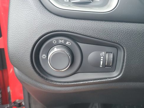 Used 2023 Jeep Renegade Latitude AWD/4WD image 10