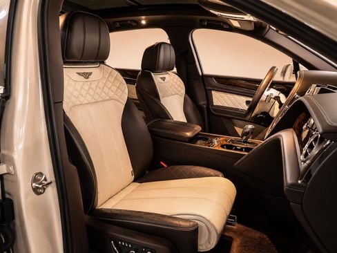 Used 2018 Bentley Bentayga AWD/4WD image 21