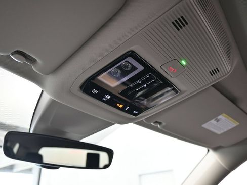 Used 2024 Volkswagen Atlas SE w/ Panoramic Sunroof Package FWD image 24