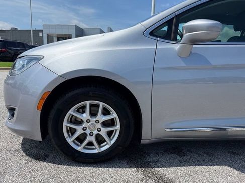Used 2020 Chrysler Pacifica Touring-L FWD image 23