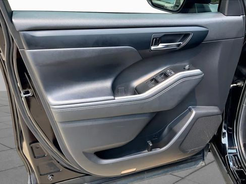 Used 2021 Toyota Highlander XLE FWD image 22