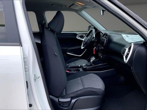 Used 2023 Kia Soul LX w/ LX Technology Package FWD image 7