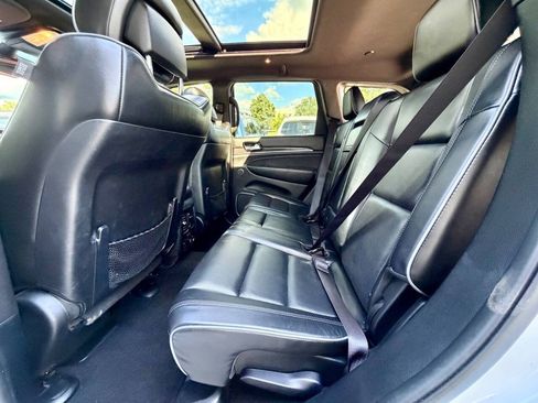 Used 2020 Jeep Grand Cherokee Overland AWD/4WD image 25
