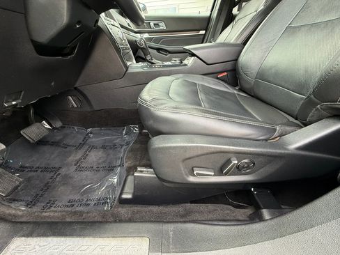 Used 2018 Ford Explorer Limited w/ Equipment Group 301A AWD/4WD image 19