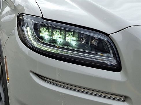 Used 2023 Lincoln Nautilus Reserve w/ Equipment Group 202A image 9