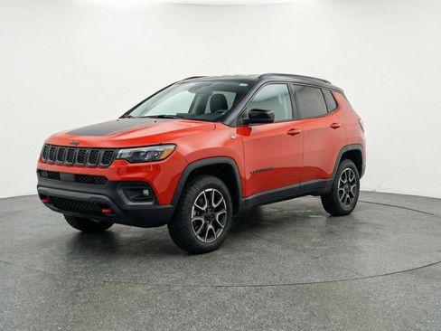 Used 2025 Jeep Compass Trailhawk AWD/4WD image 3