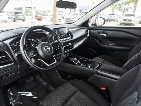 Used 2024 Nissan Rogue SV FWD image 2