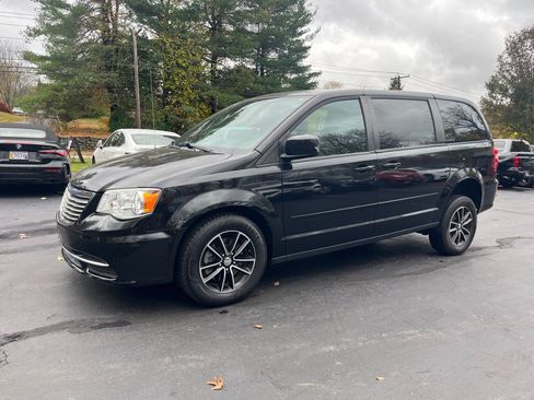 Used 2015 Dodge Grand Caravan SE image 1
