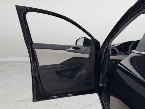 Used 2025 Volkswagen Taos SEL image 20