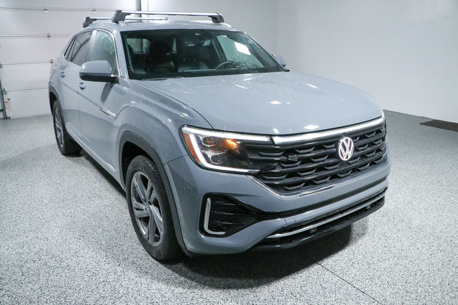 Used 2024 Volkswagen Atlas Cross Sport SEL R-Line AWD/4WD image 5