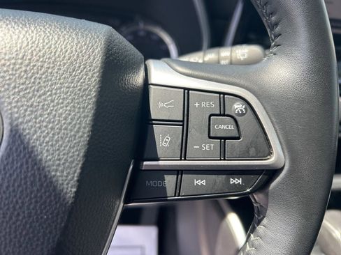 Used 2023 Toyota Highlander XLE image 9