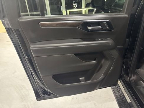 Used 2025 Chevrolet Suburban Z71 image 29