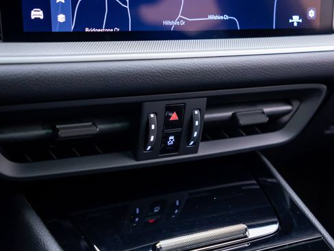 Certified 2024 Porsche Cayenne AWD/4WD image 24