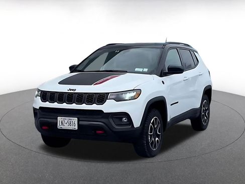 Used 2025 Jeep Compass Trailhawk image 3