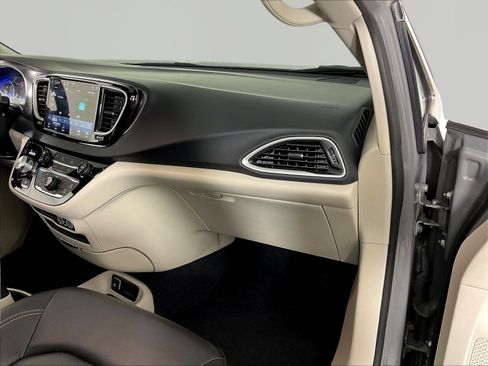 Used 2023 Chrysler Pacifica Touring-L FWD image 27