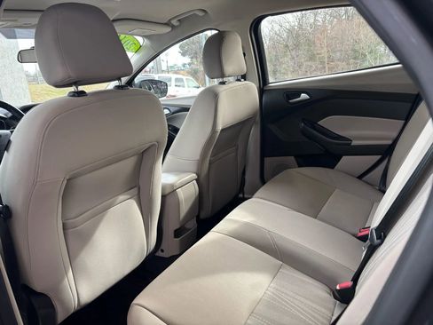 Used 2016 Ford Focus SE w/ SE Sport Package image 9