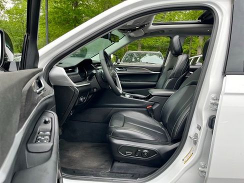 Used 2023 Jeep Grand Cherokee Limited w/ Luxury Tech Group II AWD/4WD image 15