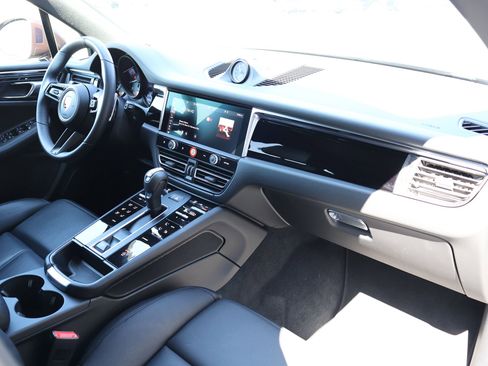 Certified 2026 Porsche Macan AWD/4WD image 28