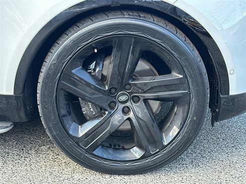 Used 2023 Land Rover Discovery Metropolitan Edition image 9