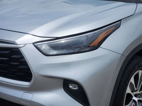 Used 2022 Toyota Highlander XLE image 6