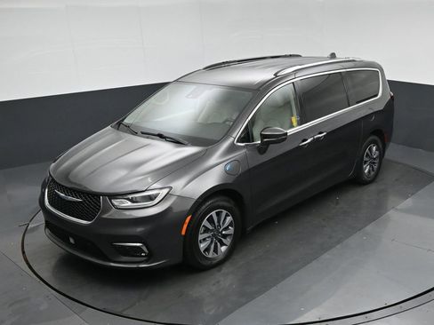 Used 2021 Chrysler Pacifica Touring-L image 81